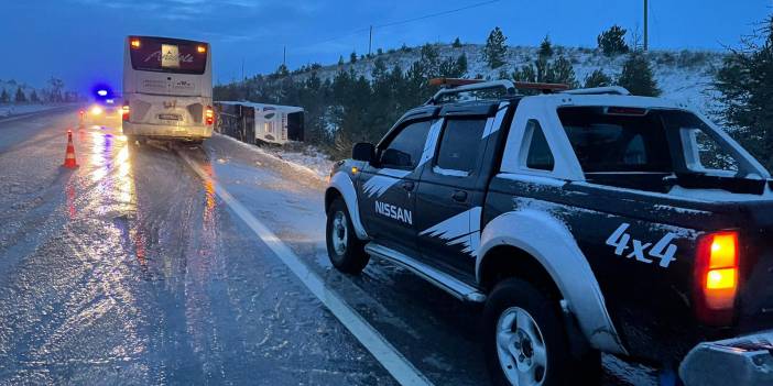 Gizli buzlanma nedeniyle yolcu otobüsü devrildi: 8 yaralı