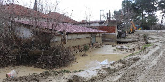 Su baskının yaşandığı mahallede 30 evden 12'si ağır hasarlı