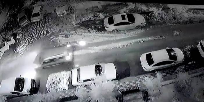 Yürürken kaldırım çöktü, çukura düştü