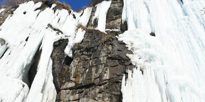 Ilısu Şelalesi buz tuttu