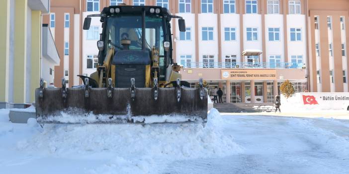Çankaya'da okul bahçeleri ve çevreleri temizlendi