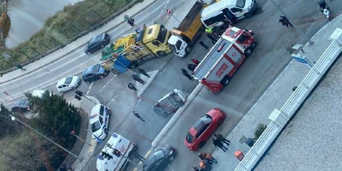 Servis minibüsüyle çarpışan otomobil devrildi