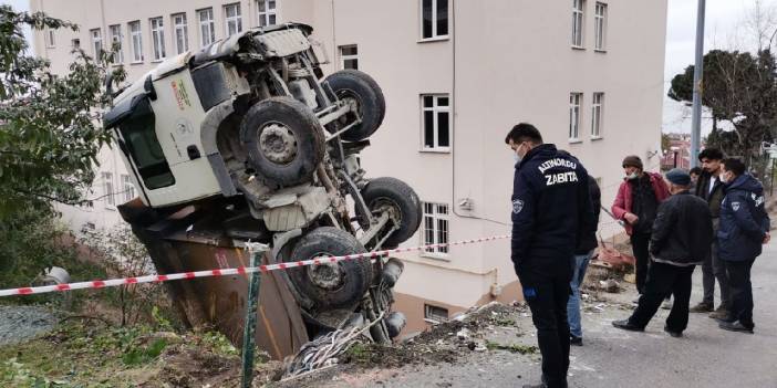 Bahçeye kamyon devrildi, okul tatil edildi
