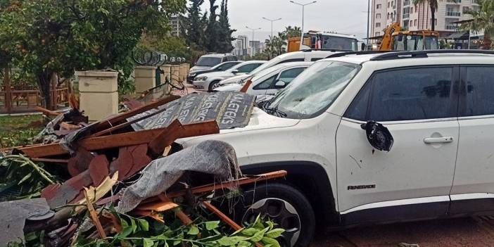 Mersin'de kuvvetli rüzgar çatıları uçurdu, ağaçları devirdi
