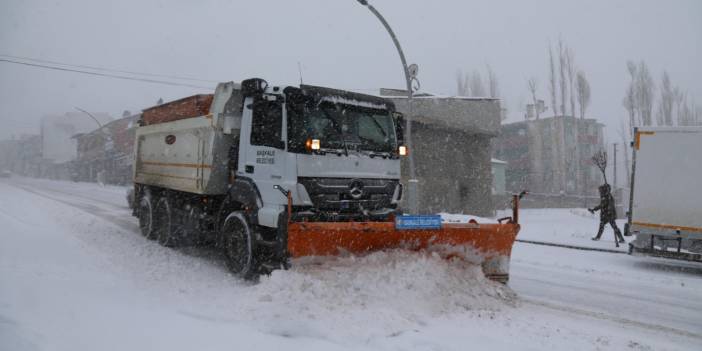 Van'da 37 yerleşim yeri ulaşıma kapandı: Başkale'de okullar tatil