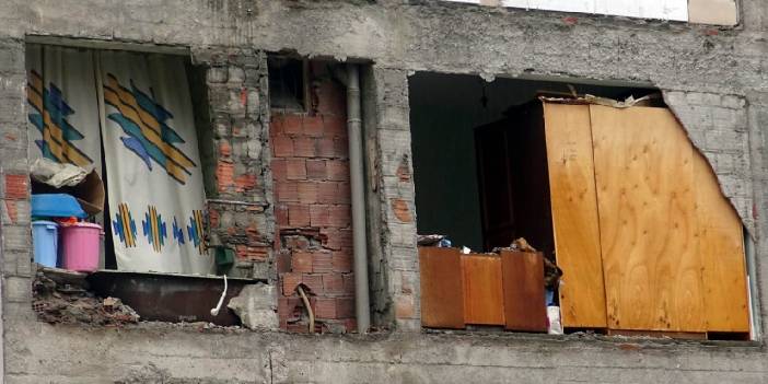 Sahibine ulaşılamadı, bir daire duvarsız kaldı