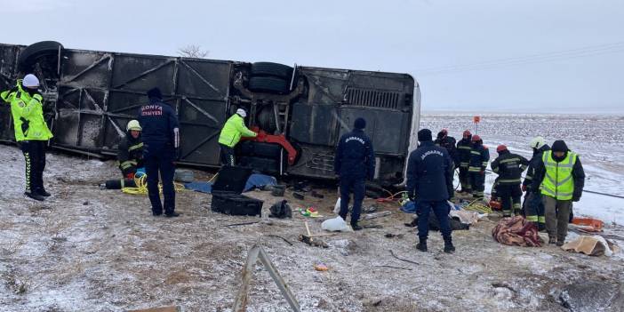 Tur otobüsü şarampole devrildi: Ölü ve yaralılar var