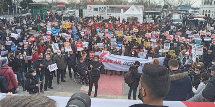 Kadıköy'de 'Geçinemiyoruz' eylemi: 'Geççek' damga vurdu