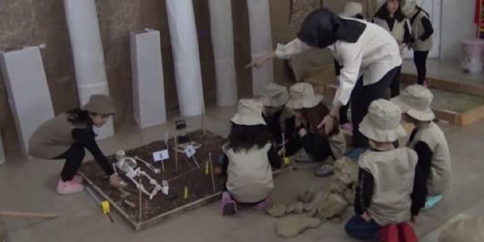 Esra öğretmen, antik kenti öğrencilerle buluşturdu