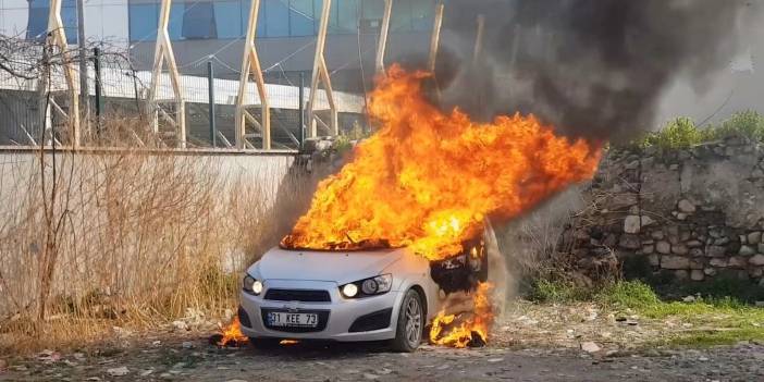 Park halindeki otomobil alev alev yandı