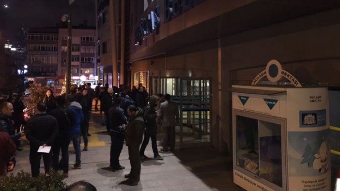 Beşiktaş Belediyesi önünde Hazinedar'a destek gösterisi, kalabalık artıyor!