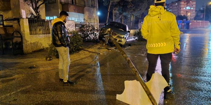 Otomobille otobüs durağına daldı, aracını bırakıp kaçtı