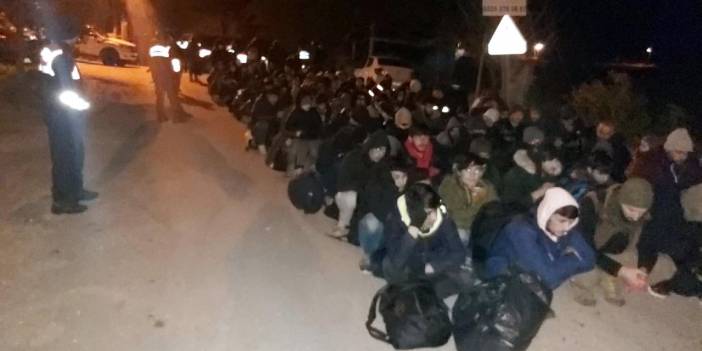 İzmir’de kamyonda 152 kaçak göçmen yakalandı