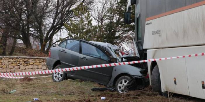 İşçi servis otobüsü ile otomobil çarpıştı: 3 ölü, 1 yaralı
