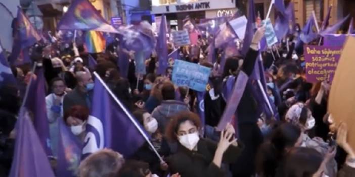8 Mart Feminist Gece Yürüyüşü: Polis kadınlara müdahale ediyor