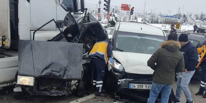 TIR, 6 araca çarptı: 1 ölü, 12 yaralı