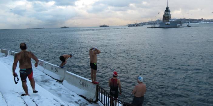 Kar altında denize girdiler