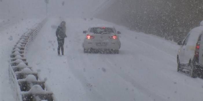 Sarıyer'de kar yağışı sürücülere zor anlar yaşattı