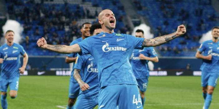 "Savaşa Hayır" diyen futbolcu transfer için İstanbul'da!