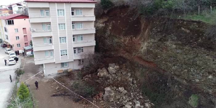 5 katlı binaya heyelanla kaya parçaları düştü