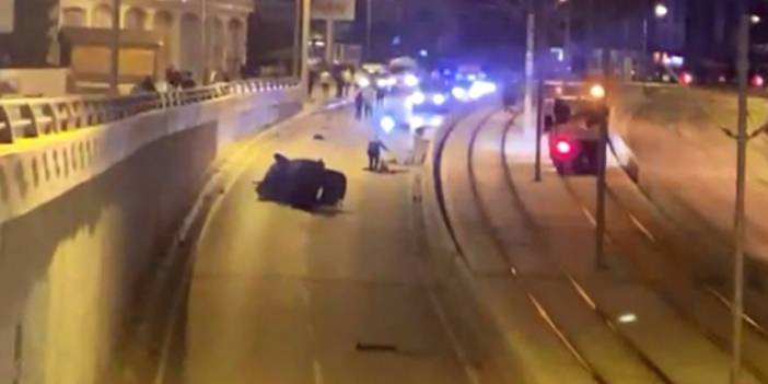 Yön levhasına çarpan otomobildeki 3 genç hayatını kaybetti