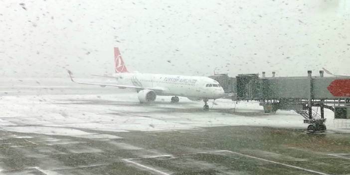 İstanbul Havalimanı'nda kar