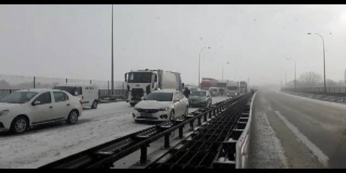 TEM'de kar kazası: Yol trafiğe kapandı