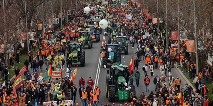 İspanya'da çiftçiler isyanda! Meydanlara indiler