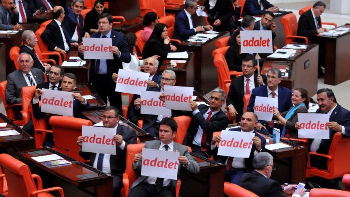 Enis Berberoğlu'nun tutuklanması Meclis'te de protesto edildi! Dövizler açıldı...