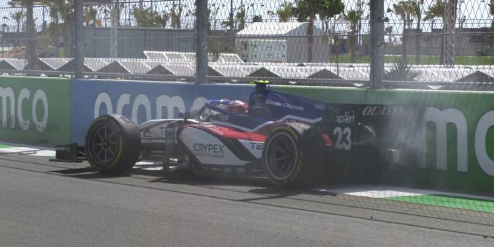 Formula 2'de Cem Bölükbaşı kaza yaptı