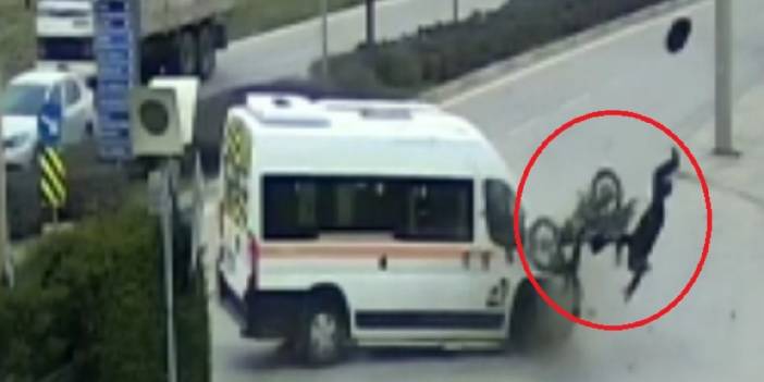 Motosikletli minibüse çarptı: Metrelerce havalandı
