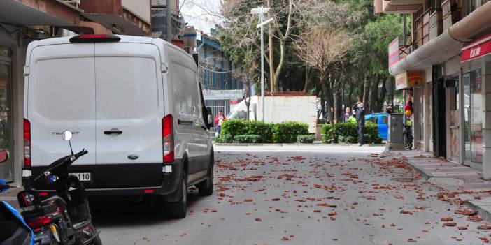 Kum fırtınası çatıları uçurdu, araçlar hasar gördü