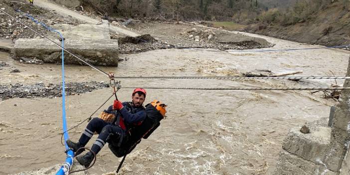 Köprü su altında kaldı! Hasta halatlarla dereden geçirildi