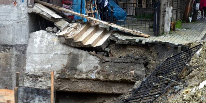 Avcılar'da inşaat yanındaki binanın merdivenleri çöktü