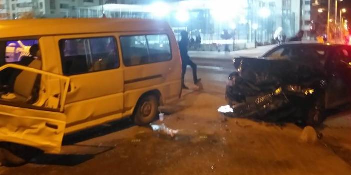Ehliyetsiz sürücü otomobille çarpıştı: 5 yaralı