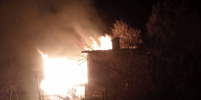 Küle dönen evden yaşlı kadını komşuları kurtardı