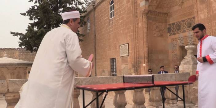 İmam ile kilise üyesi masa tenisi maçı yaptı