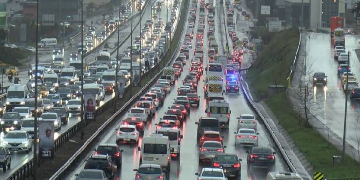 İstanbul'da trafik 'sıkışık': Yoğunluk yüzde 80