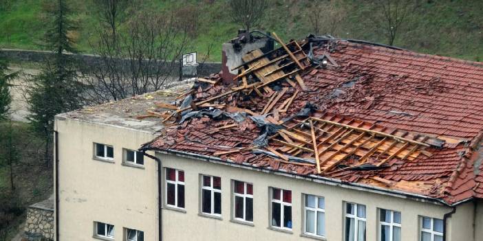 Göynük'te hortum çatıları uçurdu