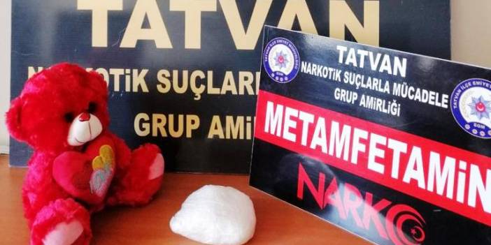 Oyuncak ayı ile uyuşturucu sevkiyatı; 2 gözaltı
