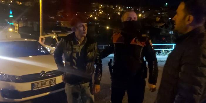 Ehliyetsiz yakalanan oğluna ceza kesilmemesi için polisi ikna etmeye çalıştı