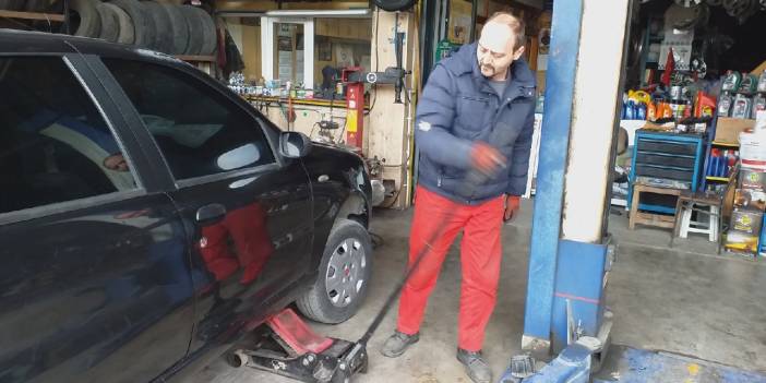 15 yıldır görmeden lastik tamir ediyor