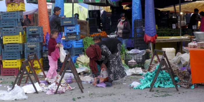 Pazardan çürük sebze ve meyveleri, belediyeden önce dar gelirli topluyor