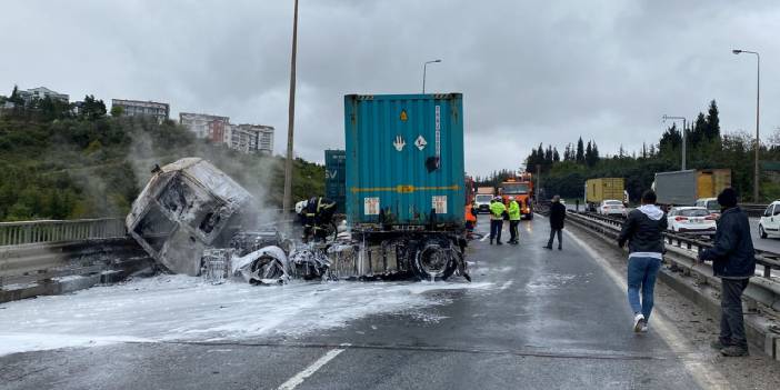 Kocaeli'de TIR yandı: İstanbul yönü ulaşıma kapandı