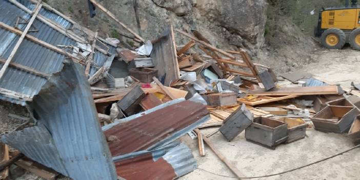 Gümüşhane’de kuvvetli rüzgar; evlerin çatısı uçtu