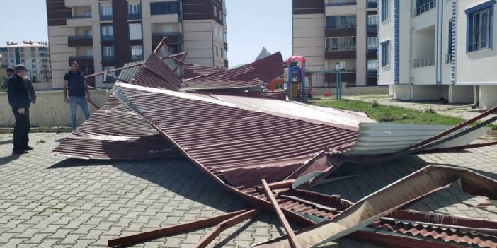 Elazığ'da çatılar uçtu, araçlar hasar gördü