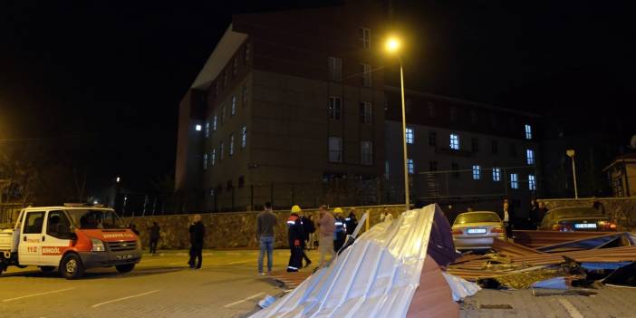 Bingöl'de yurdun çatısı uçtu, 5 araç hasar gördü