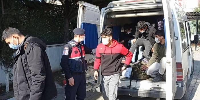 İzmir'de 52 kaçak göçmen yakalandı