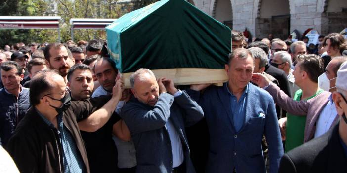 TIR'ın altına giren otomobilin sürücüsü hayatını kaybetti