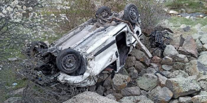 Hafif ticari araç uçuruma yuvarlandı: 2 ölü, 2 yaralı